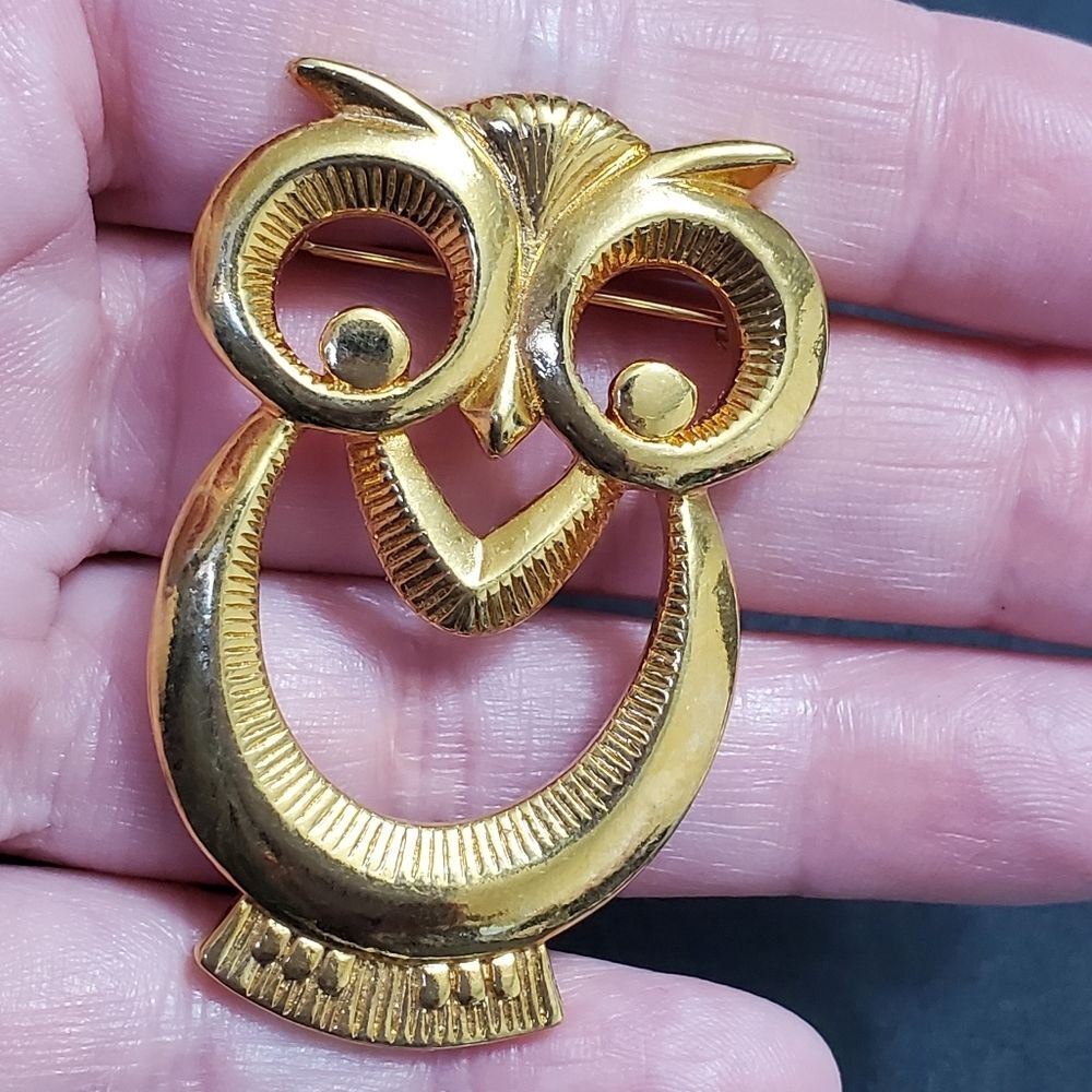 Gold tone Avon owl brooch large vintage